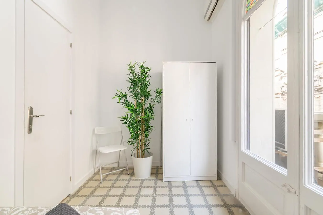 Amat Private Rooms Near Plaza Universitat Barcelona Hostel