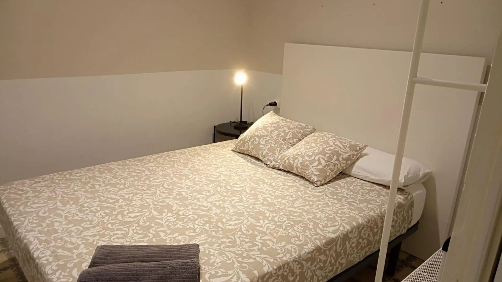 Hostel Amat Private Rooms Near Plaza Universitat Barcelona Spain